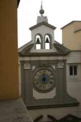 orologio sulla facciata della cappella